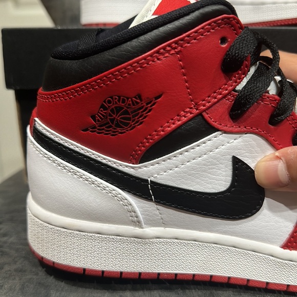 Air Jordan 1 Mid Chicago Red GS Size 5 - Picture 2 of 10